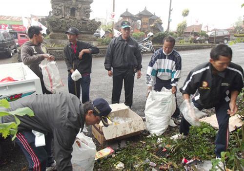 Bersih - bersih Sampah Plastik di Seputaran Obyek Wisata Penelokan, Kintamani, Bangli, Jumat, 13 Juli 2012